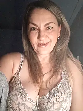 Snapshot of Ant0nina chatting on 12/16/24, 10:34 Ant0nina online show from 12/16/24, 10:34