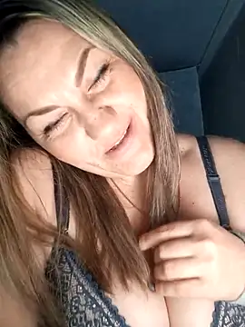 Snapshot of Ant0nina chatting on 03/21/25, 10:17 Ant0nina online show from 03/21/25, 10:17