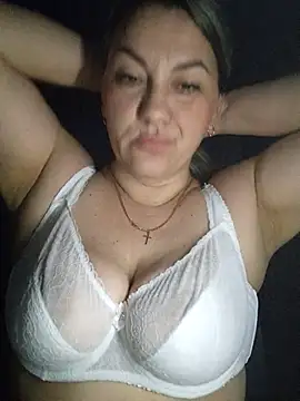 Snapshot of Ant0nina chatting on 12/17/25, 10:27 Ant0nina online show from 12/17/25, 10:27