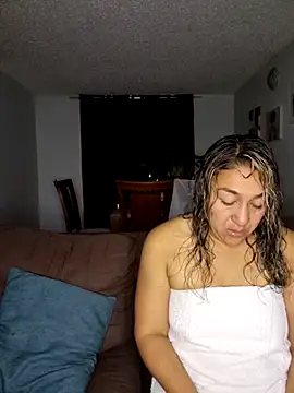 Snapshot of kitty_84 chatting on 02/15/25, 10:44 kitty 84 online show from 02/15/25, 10:44