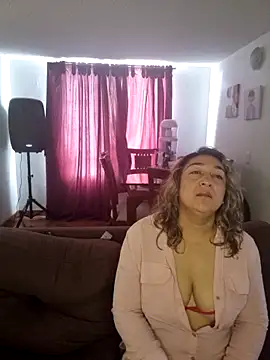 Snapshot of kitty_84 chatting on 11/02/25, 03:58 kitty 84 online show from 11/02/25, 03:58