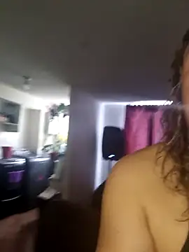 Snapshot of kitty_84 chatting on 11/21/25, 04:05 kitty 84 online show from 11/21/25, 04:05