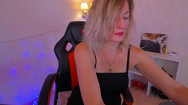 Snapshot of AriFleow chatting on 09/19/25, 12:17 AriFleow online show from 09/19/25, 12:17