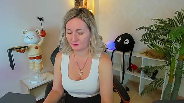 Snapshot of AriFleow chatting on 10/21/25, 11:33 AriFleow online show from 10/21/25, 11:33