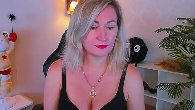 Snapshot of AriFleow chatting on 10/23/25, 11:42 AriFleow online show from 10/23/25, 11:42