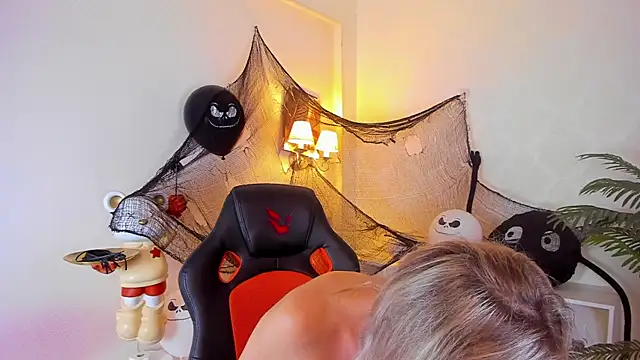 Snapshot of AriFleow chatting on 10/28/25, 11:47 AriFleow online show from 10/28/25, 11:47