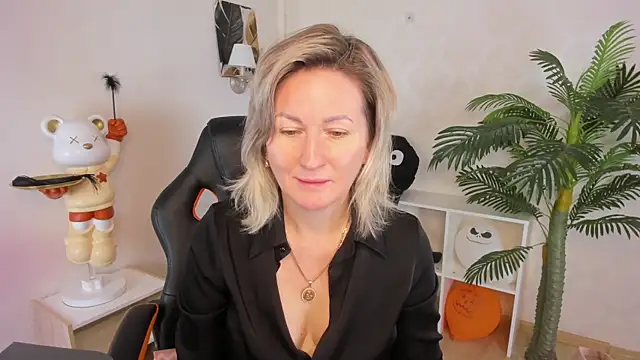 Snapshot of AriFleow chatting on 11/30/25, 04:38 AriFleow online show from 11/30/25, 04:38