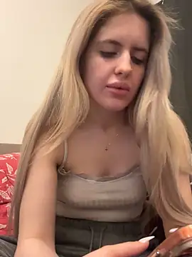 Holly-Glamour online show from 03/15/26, 07:25