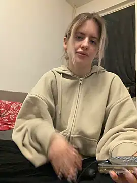 Holly-Glamour online show from 05/20/26, 11:22