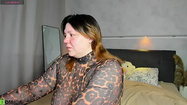 Snapshot of Ruth_Oliver chatting on 06/05/26, 01:12 Ruth Oliver online show from 06/05/26, 01:12