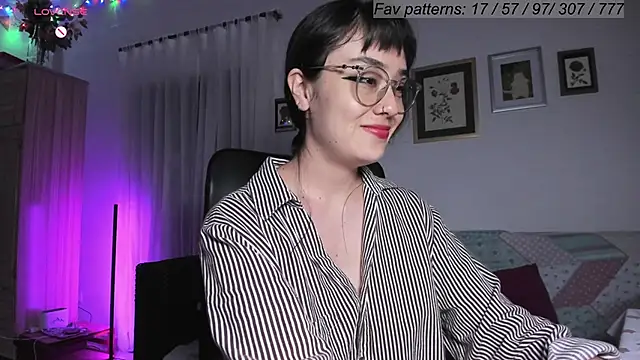 Snapshot of Conlosmichis chatting on 02/19/25, 02:33 Conlosmichis online show from 02/19/25, 02:33