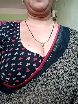 Snapshot of Rosy-B chatting on 02/05/25, 10:08 Rosy-B online show from 02/05/25, 10:08