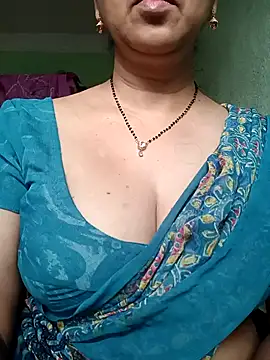 Snapshot of Rosy-B chatting on 10/27/25, 12:36 Rosy-B online show from 10/27/25, 12:36