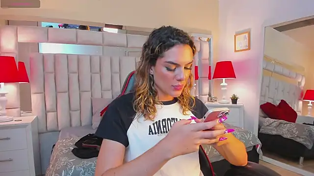 Snapshot of mariiahneedles chatting on 02/05/25, 02:08 mariiahneedles online show from 02/05/25, 02:08