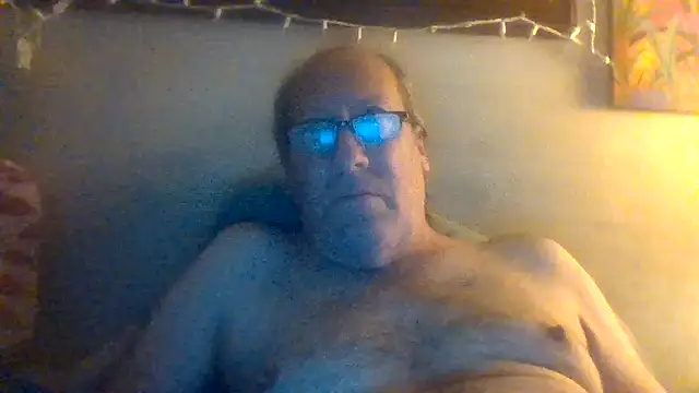 Snapshot of hornyrich69 chatting on 01/11/25, 05:52 hornyrich69 online show from 01/11/25, 05:52