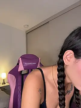 Snapshot of Hips_hannah chatting on 10/19/25, 06:41 Hips hannah online show from 10/19/25, 06:41