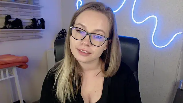 holly xglam online show from 03/19/25, 06:24