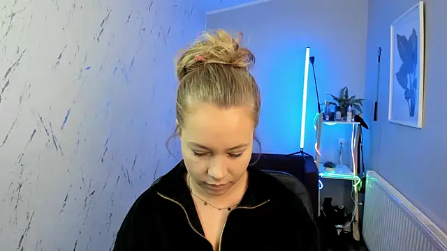 holly xglam online show from 10/01/25, 05:08