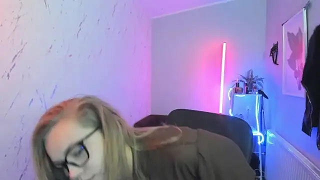 holly xglam online show from 10/30/25, 06:30