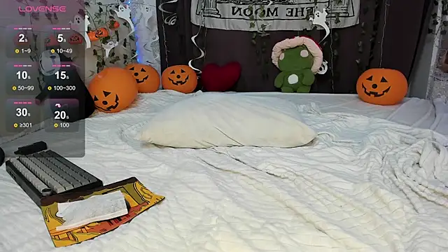 Snapshot of SophiaRyder chatting on 10/31/25, 10:33 SophiaRyder online show from 10/31/25, 10:33