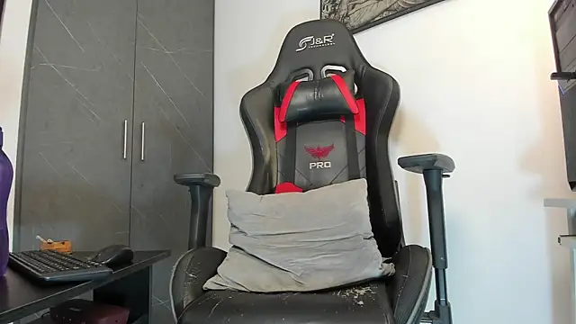 Snapshot of sergiio_mesa27 chatting on 10/05/25, 02:10 sergiio mesa27 online show from 10/05/25, 02:10