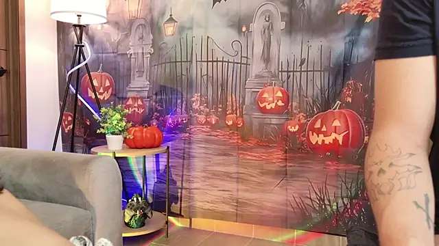 Snapshot of Hot_Couple666 chatting on 10/27/25, 04:22 Hot Couple666 online show from 10/27/25, 04:22