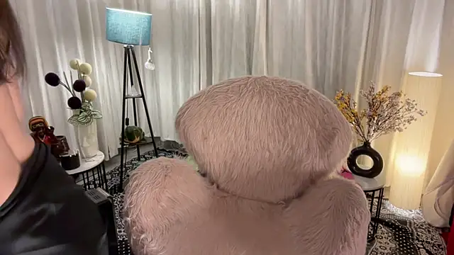 Snapshot of Unique-Beauty chatting on 02/10/25, 02:05 Unique-Beauty online show from 02/10/25, 02:05