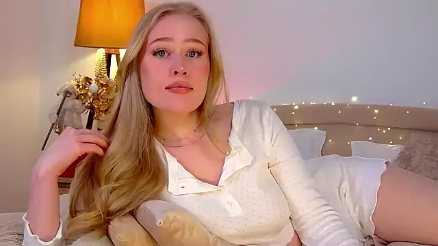 Snapshot of JuliaJaee chatting on 01/11/25, 11:24 JuliaJaee online show from 01/11/25, 11:24