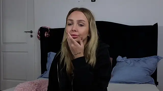 Snapshot of AnnaMaee chatting on 11/18/25, 06:45 AnnaMaee online show from 11/18/25, 06:45