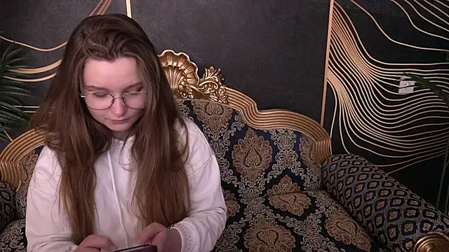 MagicPeachh  online show from 09/13/25, 07:52