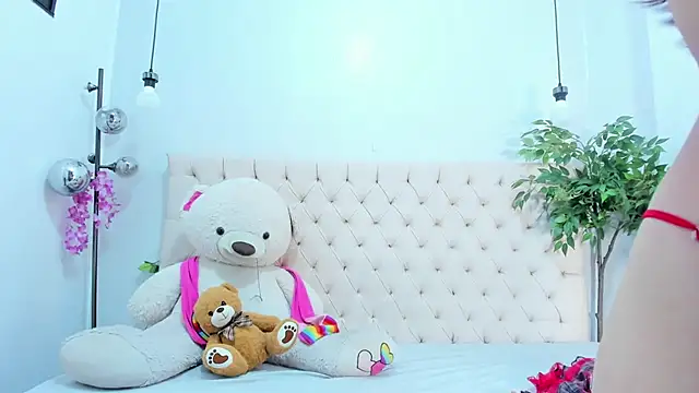 Victoria Coleman online show from 12/04/25, 07:33