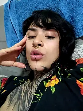 Snapshot of taaylor33 chatting on 11/20/25, 06:02 taaylor33 online show from 11/20/25, 06:02