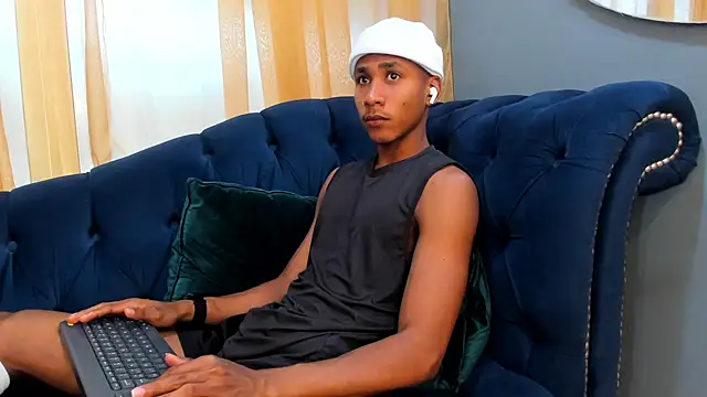 Snapshot of Ethan_Fox11 chatting on 01/20/25, 02:14 Ethan Fox11 online show from 01/20/25, 02:14