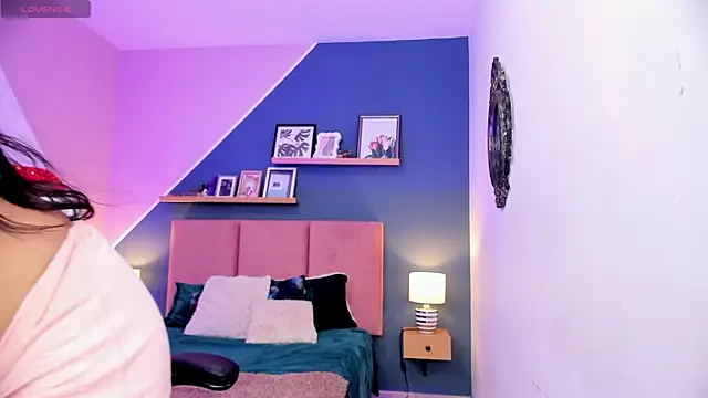 Chloe fischer  online show from 12/17/25, 03:18