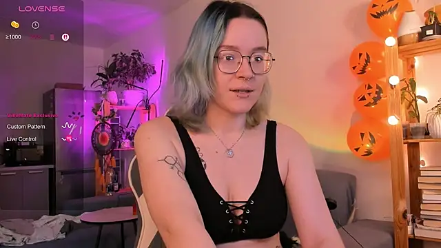 alisahug online show from 10/22/25, 10:59