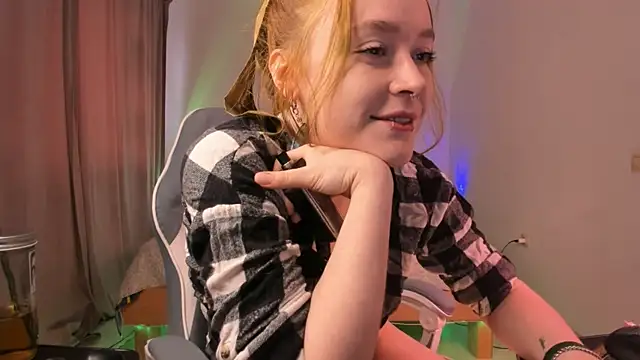 Snapshot of alisahug chatting on 04/19/26, 12:26 alisahug online show from 04/19/26, 12:26