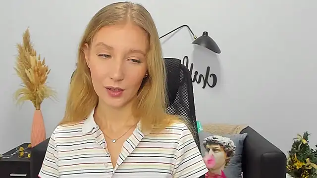 Snapshot of LolaWilsons chatting on 01/05/25, 10:10 LolaWilsons online show from 01/05/25, 10:10