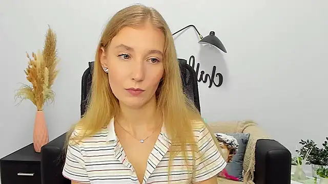 Snapshot of LolaWilsons chatting on 01/11/25, 11:23 LolaWilsons online show from 01/11/25, 11:23