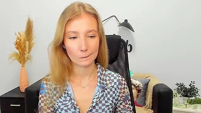 Snapshot of LolaWilsons chatting on 01/22/25, 11:01 LolaWilsons online show from 01/22/25, 11:01