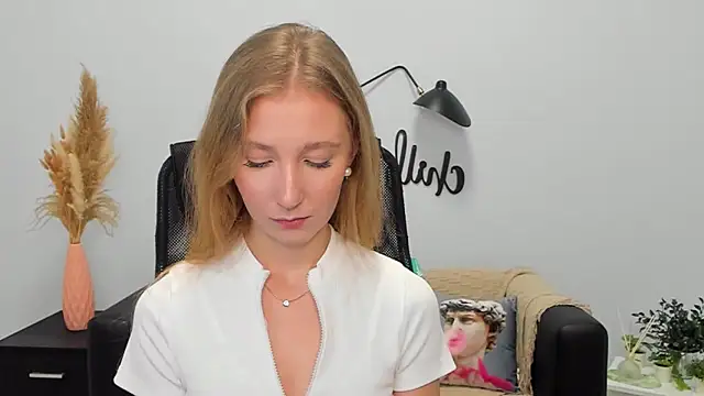 Snapshot of LolaWilsons chatting on 01/28/25, 01:59 LolaWilsons online show from 01/28/25, 01:59