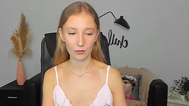 Snapshot of LolaWilsons chatting on 02/04/25, 09:28 LolaWilsons online show from 02/04/25, 09:28