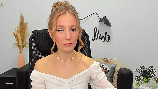 Snapshot of LolaWilsons chatting on 02/08/25, 03:00 LolaWilsons online show from 02/08/25, 03:00