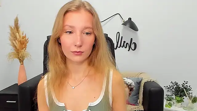 Snapshot of LolaWilsons chatting on 02/18/25, 09:32 LolaWilsons online show from 02/18/25, 09:32