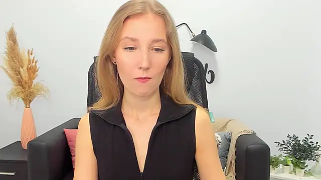 Snapshot of LolaWilsons chatting on 02/26/25, 06:15 LolaWilsons online show from 02/26/25, 06:15