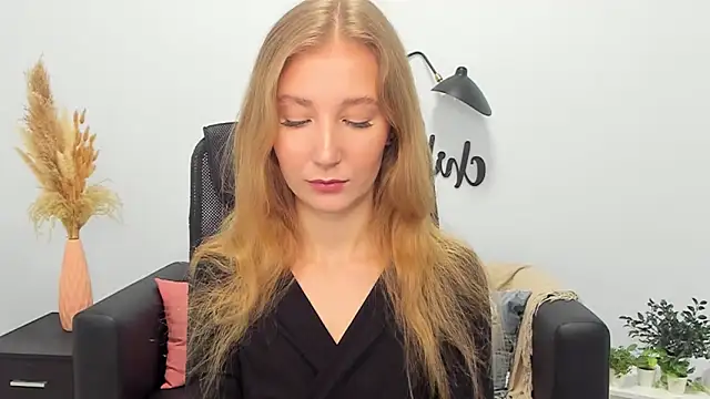 Snapshot of LolaWilsons chatting on 02/27/25, 06:18 LolaWilsons online show from 02/27/25, 06:18