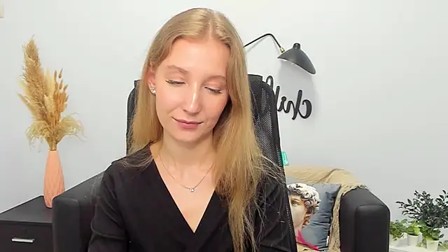 Snapshot of LolaWilsons chatting on 03/06/25, 03:13 LolaWilsons online show from 03/06/25, 03:13