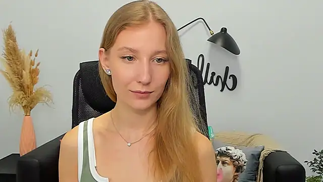 Snapshot of LolaWilsons chatting on 03/19/25, 12:23 LolaWilsons online show from 03/19/25, 12:23