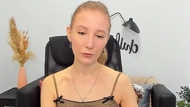 Snapshot of LolaWilsons chatting on 03/21/25, 06:16 LolaWilsons online show from 03/21/25, 06:16