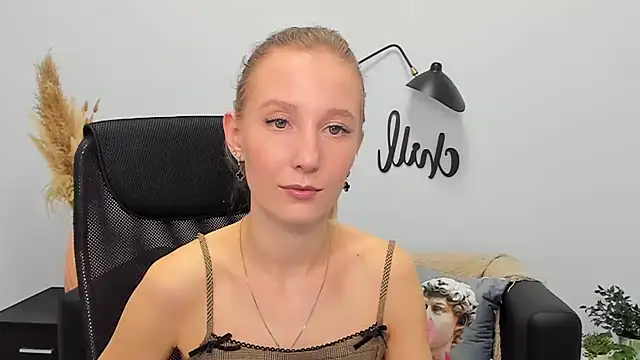 Snapshot of LolaWilsons chatting on 03/21/25, 12:28 LolaWilsons online show from 03/21/25, 12:28