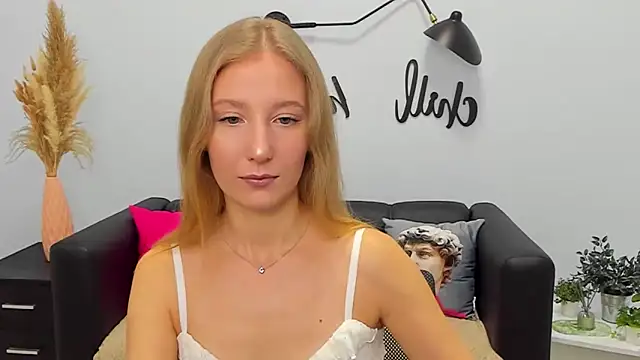 Snapshot of LolaWilsons chatting on 11/04/25, 07:18 LolaWilsons online show from 11/04/25, 07:18